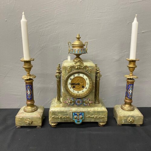 2 adet mumluk ve bir masa saati ince işçilikli antika obje takım